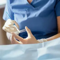 Lekarz w rękawiczkach przygotowuje preparat do badania cytologicznego. Wyniki cytologii są kluczowe dla zdrowia.