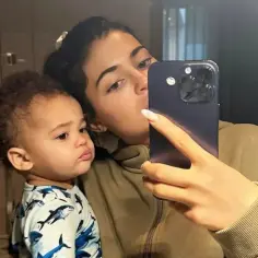 Kylie Jenner robi selfie z córką Stormi Webster, która ma na sobie piżamkę w rekiny.
