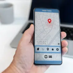 Aplikacja "Locator Tracker" na smartfonie pokazuje mapę z lokalizacją i przyciski, ułatwiając sprawdzenie, jak włączyć lokalizację w telefonie dziecka.