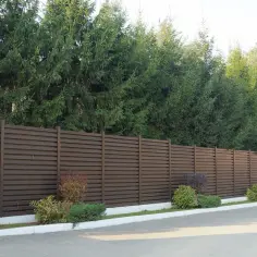 Jak skutecznie zasłonić płot od sąsiada i zyskać prywatność w ogrodzie