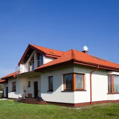 Czym malować dom na zewnątrz? Wybierz farby i narzędzia, które działają!