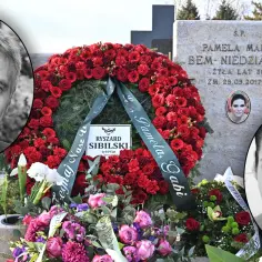 Cmentarz, nagrobek Pameli Bem-Niedziałek, wieńce, portrety zmarłych.