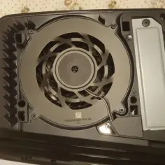 Wentylator konsoli PlayStation 5. Czy czyszczenie laptopa sprężonym powietrzem może uszkodzić wentylator? Uważaj, by nie obracać łopatek zbyt szybko.