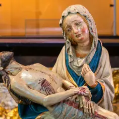 Pieta: Matka Boska trzyma na rękach martwe ciało Jezusa, jej twarz wyraża głęboki ból i cierpienie.