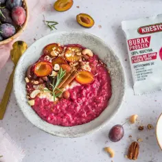 Pudding ryżowy z karmelizowanymi śliwkami, orzechami i laską cynamonu. Naturalnie barwiony burakiem, pyszny deser.