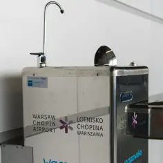 Fontanna z wodą na Lotnisku Chopina w Warszawie. Można tu uzupełnić butelkę, więc czy na lotnisku Chopina można wnieść wodę? Tak, można ją napełnić!