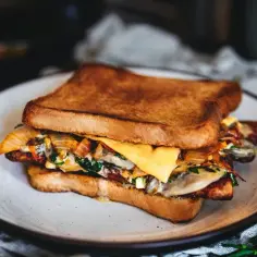 Pyszny tost z serem, cebulką i szpinakiem. Idealny na szybki posiłek, gdy liczymy chleb tostowy kcal.