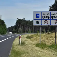 Droga ekspresowa jednojezdniowa z ograniczeniami prędkości 100 km/h dla pojazdów do 3,5t i 80 km/h dla cięższych.