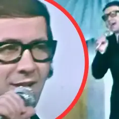 Zbliżenie na twarz jednego z legendarnych polskich piosenkarzy mężczyzn w okularach, obok widać go w pełnej postaci na scenie.