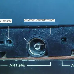 Złącza antenowe FM i AM w wieży stereo: gniazdo symetryczne i koncentryczne.