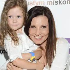Magda z córką, uśmiechnięte, w białych koszulach. Dzieciństwo i macierzyństwo w obiektywie.
