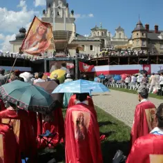 Tłum wiernych w czerwonych płaszczach z wizerunkiem Chrystusa na Jasnej Górze. Obchody 3 maja święto kościelne obowiązkowe.