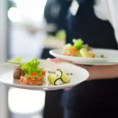 Ile zarabia kelner w hotelu? Praca, zarobki i ukryte bonusy