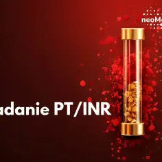 Badanie PT/INR ocenia krzepliwość krwi, w tym poziom protrombiny. W probówce widoczne są złote cząsteczki symbolizujące próbkę.