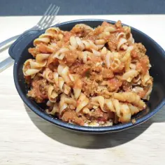 Porcja fusilli z sosem bolognese z mięsem mielonym. Zastanawiasz się, ile kalorii ma spaghetti bolognese z mięsem mielonym?
