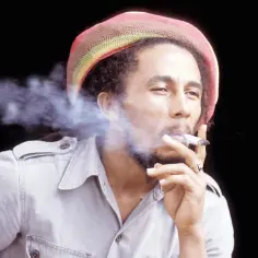 Bob Marley w charakterystycznym nakryciu głowy, zaciągający się dymem. Jego muzyka to wolność i pozytywne wibracje.