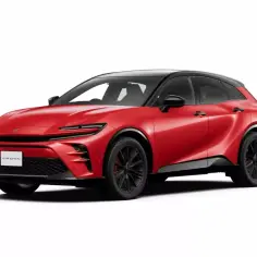 Czerwony Toyota Crown Sport z czarnym dachem i czarnymi felgami, prezentujący sportowy design SUV-a.