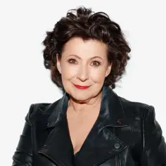 Dorota Kolak w skórzanej ramonesce, z burzą brązowych włosów i czerwoną szminką. Aktorka znana z wielu filmów.