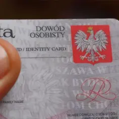 Zgubienie dowodu osobistego to stresująca sytuacja. Na zdjęciu polski dowód tożsamości z godłem.