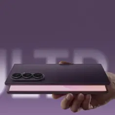 Dłoń trzyma najnowszy Samsung, model Ultra, z widocznym potrójnym aparatem.