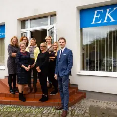 Zespół biura rachunkowego EKB przed budynkiem.