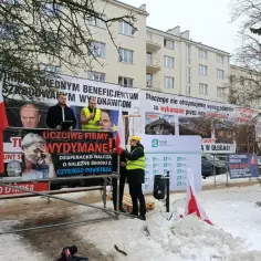 Protestujący domagają się wypłaty środków za wykonane prace, walcząc o czyste powietrze. Forum dyskusyjne o problemach wykonawców.
