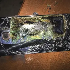 Uszkodzony Samsung z pękniętą szybką i stopioną baterią. Zamiast sprawdzać kondycję baterii, lepiej wymienić telefon.