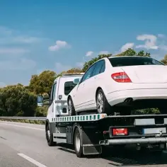 Czy można holować na autostradzie? Sprawdź ważne przepisy i kary