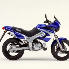 Niebieski motocykl Yamaha TDR 125 z napisem DELTABOX. Idealny do miasta, sprawdź yamaha tdr 125 dane techniczne.