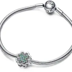 Srebrna bransoletka z zapięciem Pandora i zawieszką w kształcie koniczyny. Czy zawieszki beads pasują do pandory? Tak, ta wygląda idealnie!