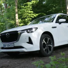 Biała Mazda CX-60 na leśnej drodze. Poznaj jej imponujące mazda cx 60 wymiary, idealne do odkrywania przyrody.