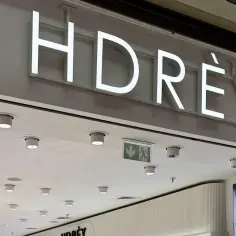 Podświetlany napis HDRÈY nad wejściem do sklepu. Czy to marka, którą znasz?