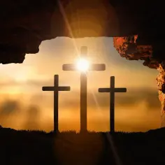 Trzy krzyże na tle wschodzącego słońca, symbolizujące skład apostolski i nadzieję.