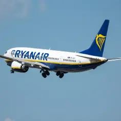 Samolot Ryanair z wysuniętym podwoziem, gotowy do lądowania. Zastanawiasz się, ile ml płynów można zabrać do samolotu?