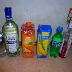 Butelka Cin Cin Bianco, sok pomarańczowy, nektar bananowy, Sprite i wódka na imprezę.