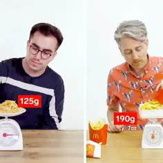 Dwóch mężczyzn waży frytki McDonald's. Jeden ma 125g, drugi 190g. Zastanawiasz się nad frytki McDonald kcal?