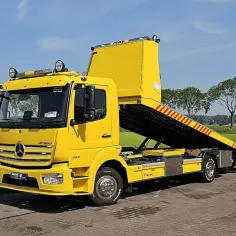 Żółty Mercedes Atego, laweta NAF, gotowy do pomocy drogowej.