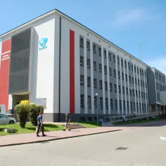 Budynek Wojewódzkiego Szpitala Zespolonego w Kielcach z napisem i logo.