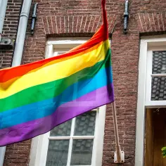 Flaga lesbijki: Symbolika, znaczenie i historia flagi dla społeczności