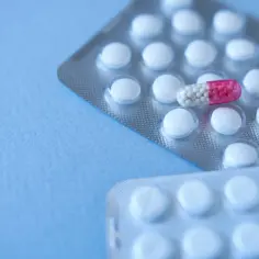 Dulsevia pierwsze dni. Blister z białymi tabletkami i jedną kapsułką z różowymi granulkami.