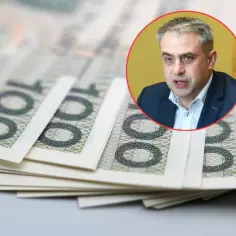 Mężczyzna w garniturze mówi o pieniądzach, które mogą być związane z podatkiem cyfrowym.