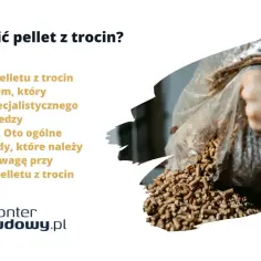 Ręka trzymająca worek z pelletem z trocin.