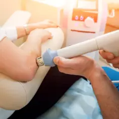 Rehabilitacja laserem na czym polega i jak może przyspieszyć regenerację