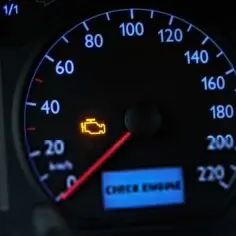 Kontrolka "check engine" świeci się na desce rozdzielczej. Czy można jeździć? Lepiej sprawdzić przyczynę.