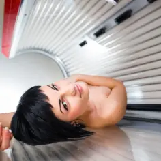 Kobieta w solarium, zastanawia się, czy po botoksie można się opalać.