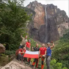 Polscy alpiniści z biało-czerwoną flagą pod najwyższym wodospadem świata.
