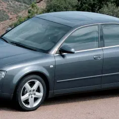 Szary Audi A4 B6 2.0 benzyna na tle górskiego krajobrazu.