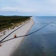 Budowa rurociągu na plaży nad Bałtykiem. Czy Norwegia ma dostęp do morza bałtyckiego? Nie, ale ten projekt pokazuje, jak blisko mogą być różne kraje.