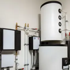 Bojler C.O. z rurami i osprzętem, instalacja grzewcza.