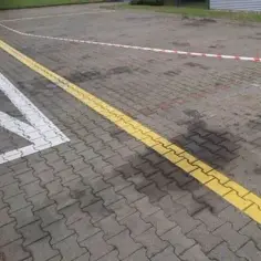 Jak usunąć plamy z oleju silnikowego z asfaltu - skuteczne metody
